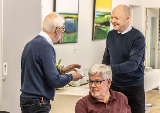 Borgmesteren serverer en kop kaffe til Hans Viggo Hansen. Søren Færch i forgrunden.