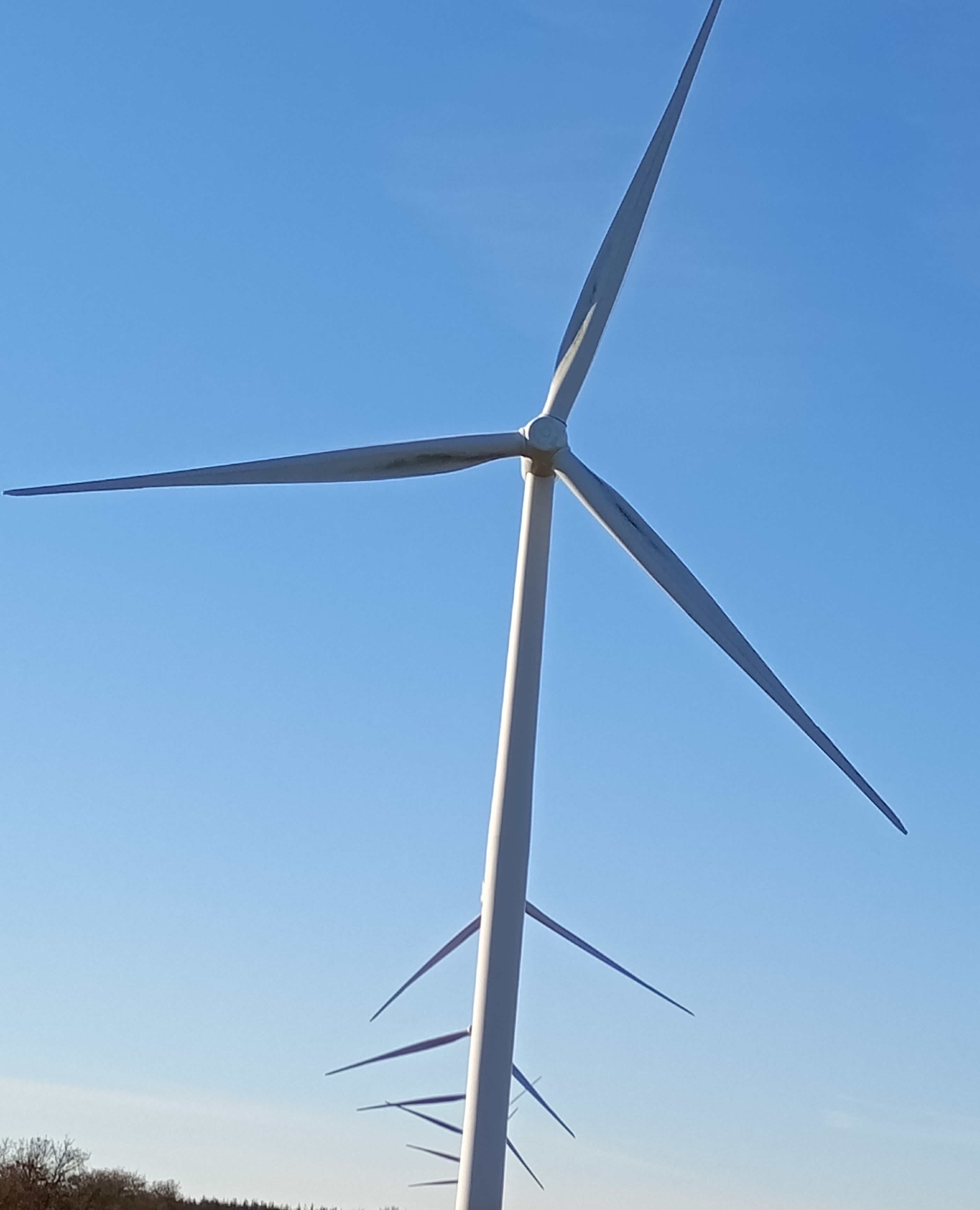 Begge billeder er fra vindmøllerne mellem Thyregod og Brande.