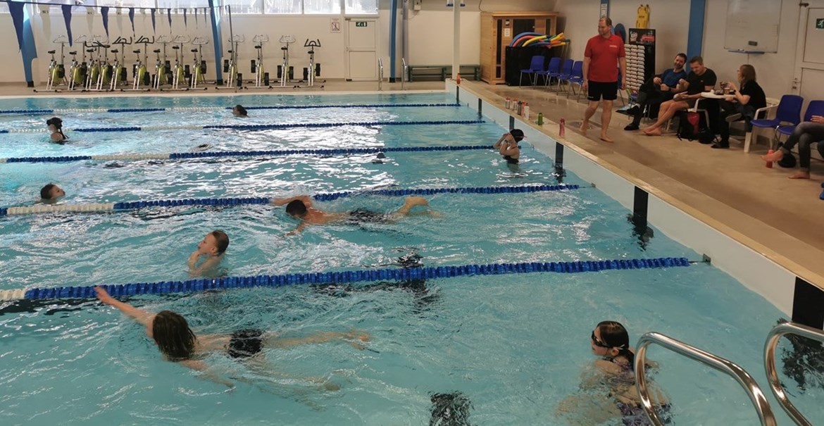 Der er livlig aktivitet i svømmehallen i Thyregod - og i svømmeklubben.