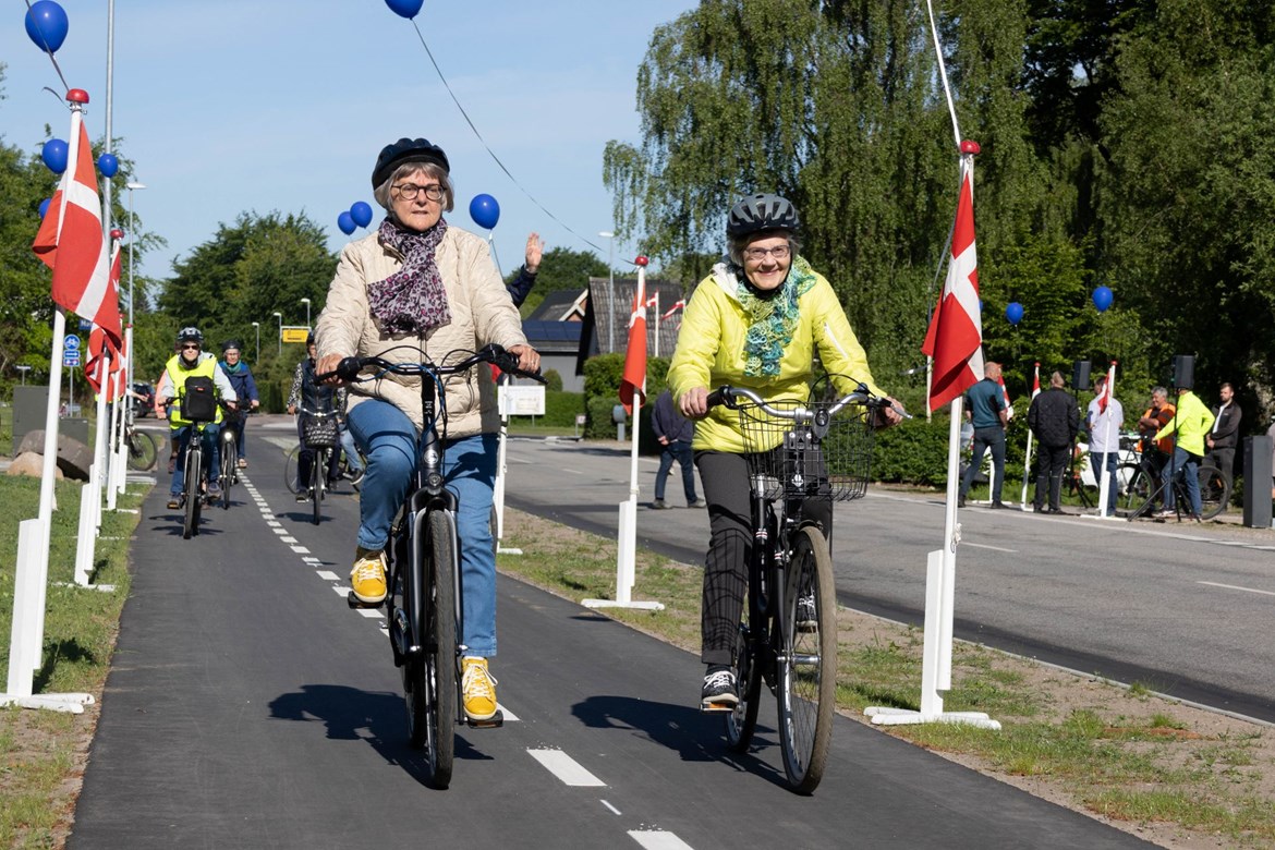 Over 100 elever fra Vesterlund Efterskole, 3. klasse fra Thyregod Skole var med og en masse borgere fra Thyregod og Vesterlund indviede cykelstien i det fine vejr.